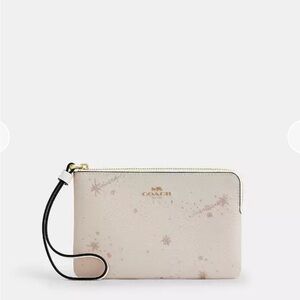 Coach Corner Zip Wristlet
With Star Print-CCK76